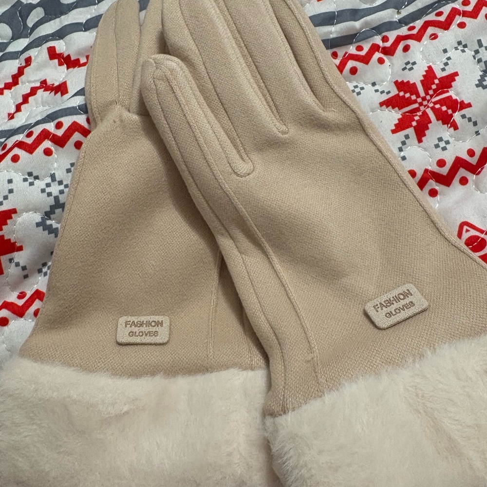 Stylish Beige Gloves with Faux Fur Cuff